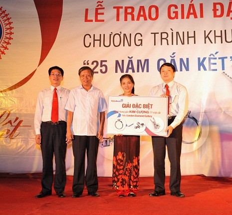 PTGĐ Nguyễn Văn Du trao giải đặc biệt cho khách hàng.